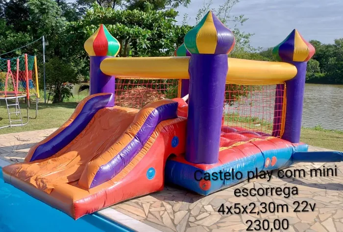 Castelo inflável pula pula com escorrega 