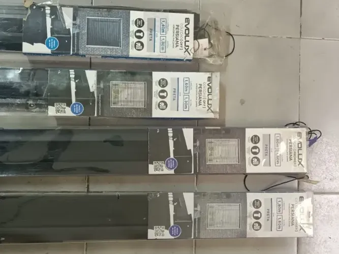 Lote com 4 persianas Evolux pretas na embalagem em ótimo estado 
