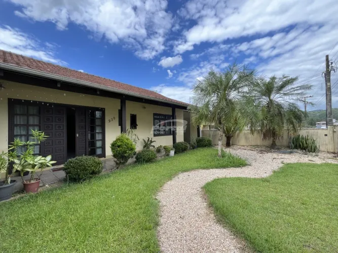 Casa ampla com área de festas e piscina no bairro Belchior próxima à BR-470 / Segalas.