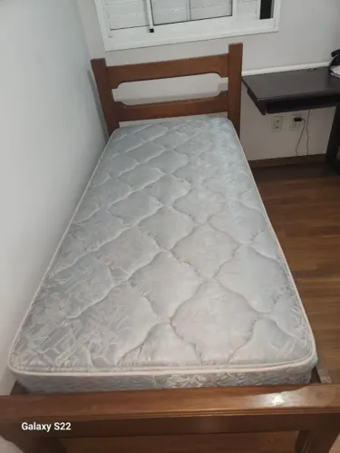 CAMA DE SOLTEIRO COM COLCHAO DE MOLA EM BOM ESTADO.