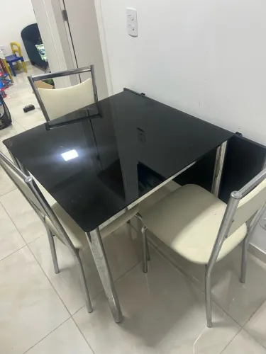 Mesa de Jantar com Tampo de Vidro Preto + 4 Cadeiras