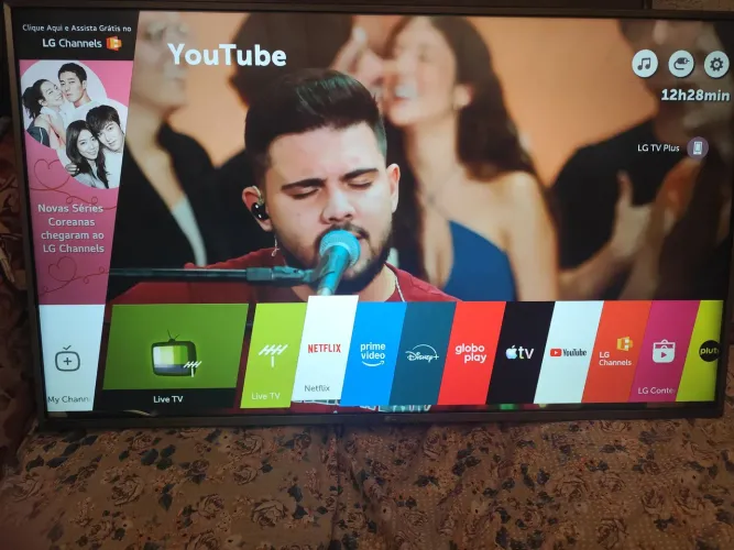 Tv smart 50 4k funcionando perfeitamente pé cabo e controle