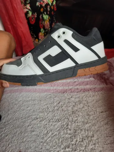 Tênis branco e preto marca DVS Shoes