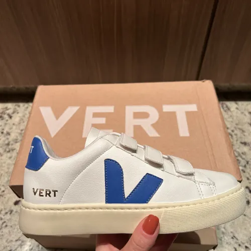 Tênis feminino vert de velcro branco com azul tamanho 36 novo
