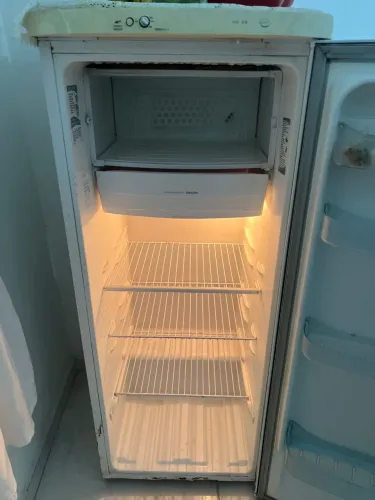 Geladeira eletrolux com freezer em ótimo estado e funcionando normalmente
