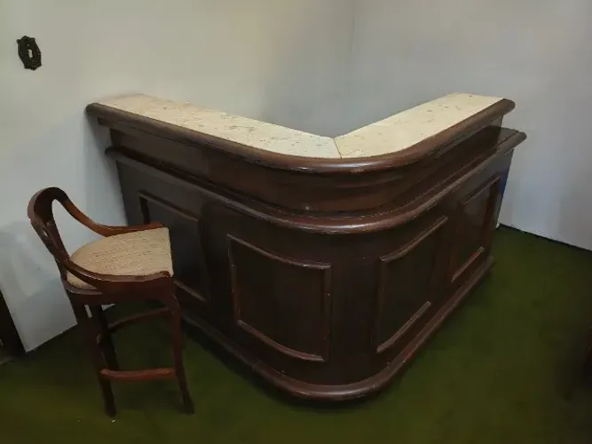 balcão de bar feito de madeira e mármore + 2 banquetas