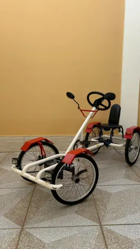 Quadriciclo a pedal