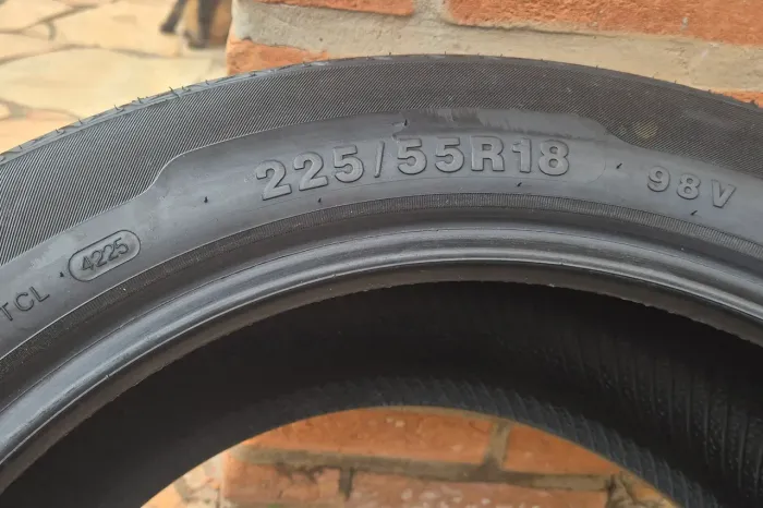 Par Pneus 225 55 18 98V
