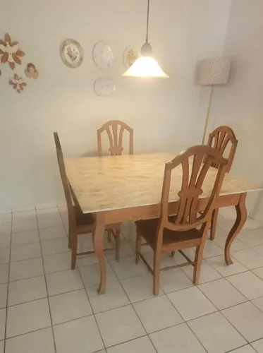 Mesa de madeira com tampo em granito.