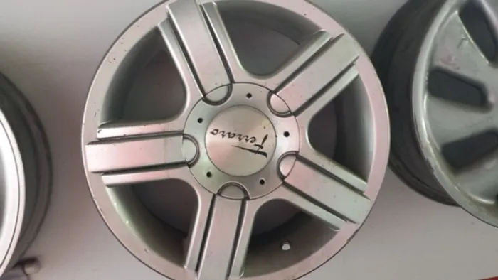 Roda aro 15 Volkswagen modelo do Fox prata 4x100 gol jogo