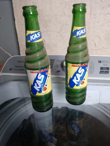 Duas garrafas antigas refrigerante kas 