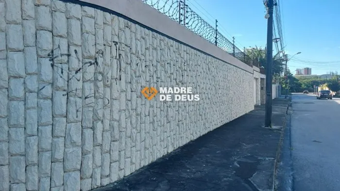 Casa de Esquina Super Estratégica para Fins Comerciais - Próximo à Washington Soares!