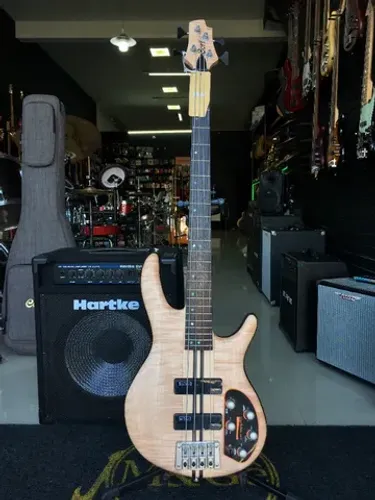 Baixo Cort A4 Plus Indonésia