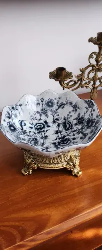 Lindo Centro de Mesa de porcelana e base de bronze