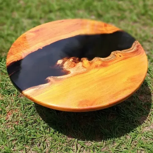 Mesa de centro em madeira rústica e resina