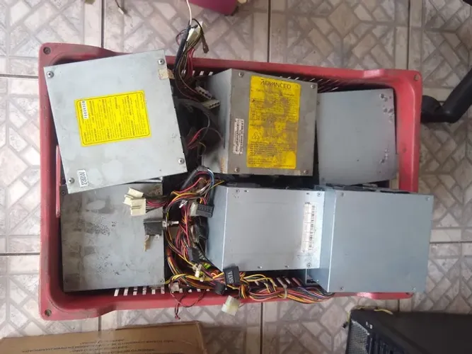 Fonte para Pc usado tem 90 fontes, troco por máquina de lavar roupa 12 quilos 