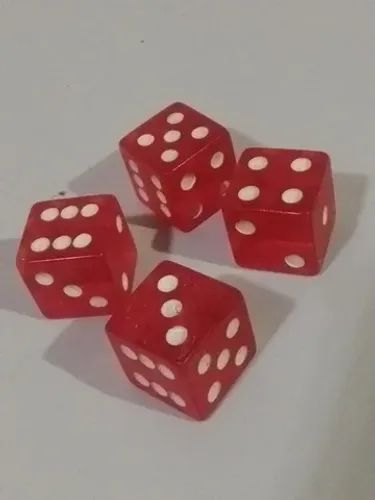 Conjunto com 4 dados de 1cm por lado em acrílico vermelho