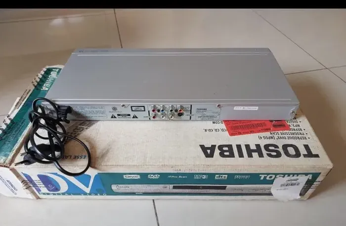 DVD TOSHIBA NA CAIXA COM ERROR NÃO LÊ O DVD SÓ VENDA NÃO TROCO POR NADA 