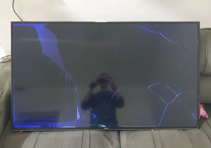 TV Samsung com tela danificada