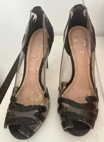 Sapato transparente, com brilhos pretos, número 35, salto 10cm. Um luxo! 