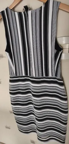 Vestido listrado preto e branco lê Lis blanc