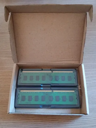 2 módulo de memória RAM DDR3 de 2 GB cada