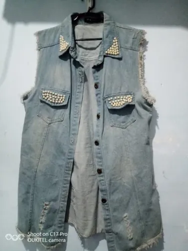 Colete Jeans com Detalhes em Pérolas