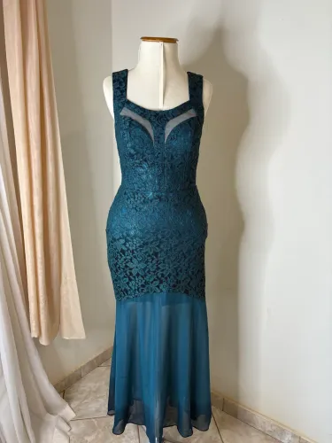 Vestido de festa verde com renda e crepe