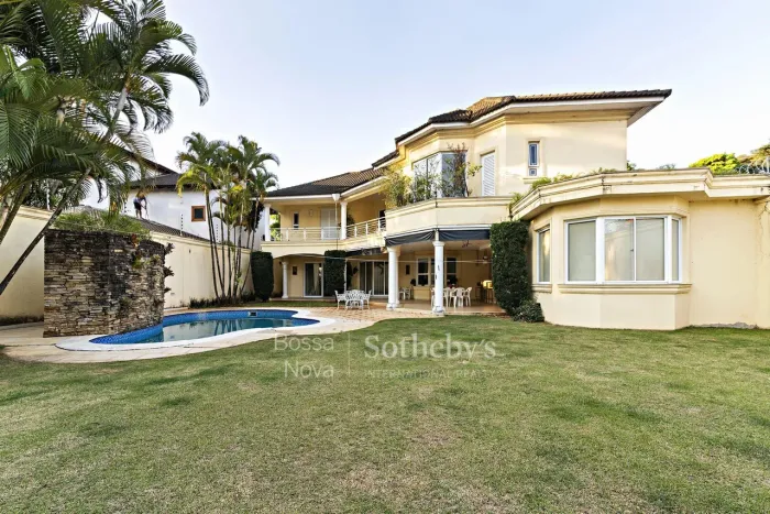 Casa com jardim piscina e espaço gourmet