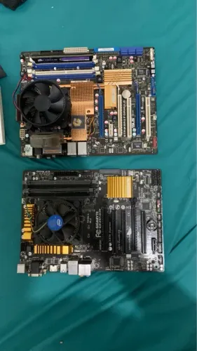 Duas Placas-Mãe Usadas
