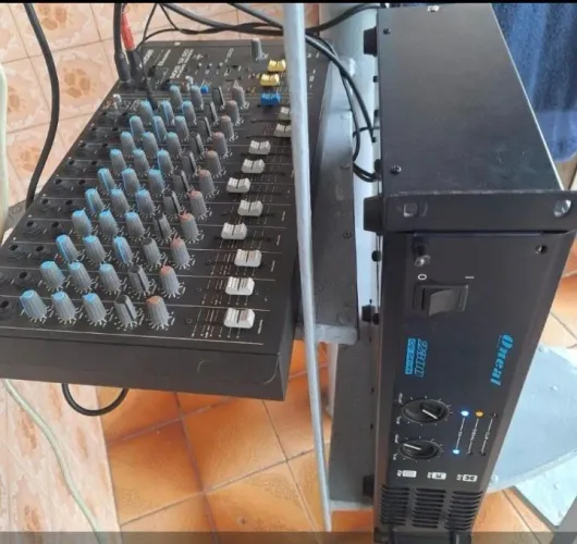 Caixa amplificadora e Mesa de som com 12 canais