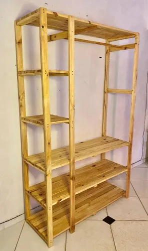 Arara rústica para organizar roupas e objetos