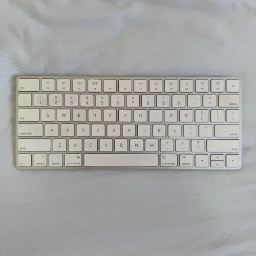 Teclado Apple Keyboard Magic Qwerty Inglês Prata E Branco Branco Inglês Us