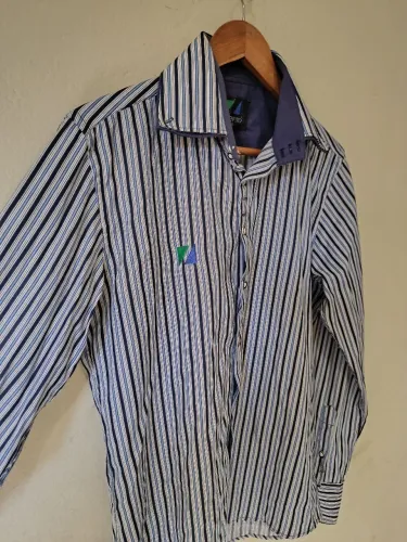 Camisa listrada azul e branca