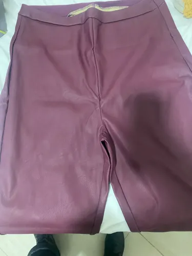 Calça em couro sintético 