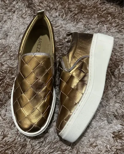 Tênis Arezzo Dourado Slip On