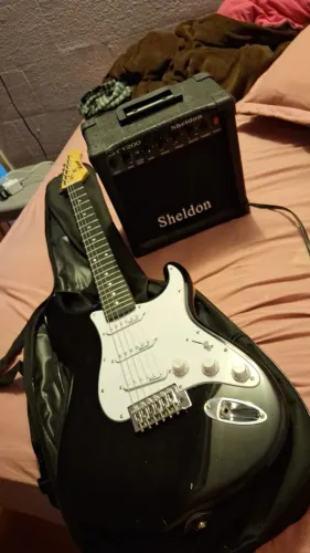 Kit Guitarra Elétrica Sheldon + Amplificador - Perfeito para Iniciantes!