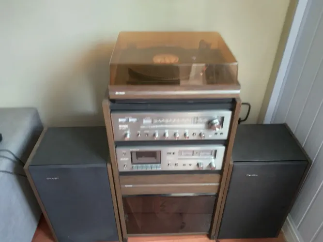 Som modulado vintage Sharp