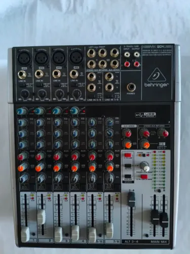 Mesa de Som Behringer Xenyx 1204USB - Interface de Áudio Integrada