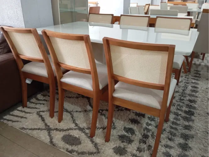 Mesa de Jantar Elegante com Cadeiras de Madeira