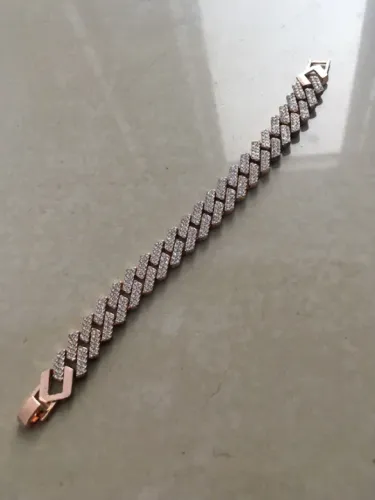 Pulseira com pedrinhas cravejadas