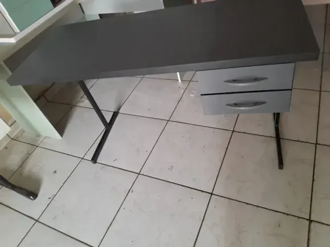 ~ mesa escrivaninha reta cor cinza com gaveta dupla perna de ferro simples - frete grátis