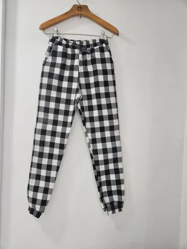 Calça xadrez branca e preta tam m