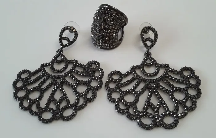 Conjunto de brincos e anel com marcassitas.