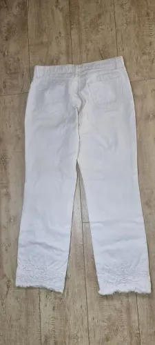 Calça jeans branca, tamanho 44 usada. Sem defeito