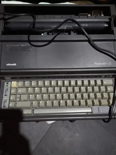 Máquina de escrever Olivetti Praxis 201-IIler descrição