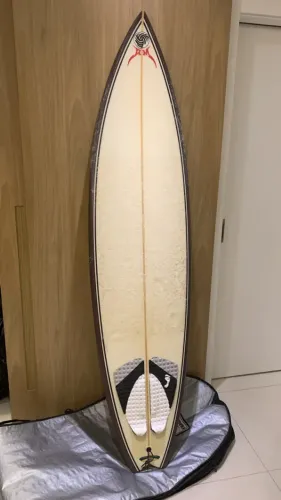Prancha de surf 6'10 Wetworks - Ricardo Martins - Sem a capa metalizada.