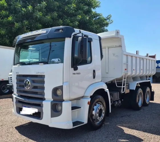 VW 24.250 2011 na caçamba  