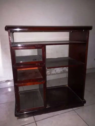 Rack em madeira e vidro