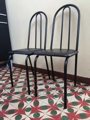 Cadeiras de ferro pretas e estofadas 